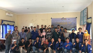 Lutfi Nawawi, Anggota Komisioner Keterbukaan Informasi Publik (KIP) Banten foto bersama dengan mahasiswa KKM Universitas Banten Jaya (Unbaja), perangkat desa, Ibu-ibu kader dan masyarakat desa kamurang pada acara Sosialisasi Keterbukaan Informasi di Desa Kamurang, Kecamatan Cukande, Kabupaten Serang, Minggu 21 Agustus 2022. Dok/Foto:KKM12UBJ