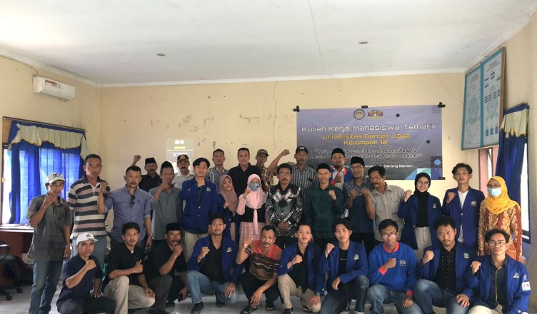 Lutfi Nawawi, Anggota Komisioner Keterbukaan Informasi Publik (KIP) Banten foto bersama dengan mahasiswa KKM Universitas Banten Jaya (Unbaja), perangkat desa, Ibu-ibu kader dan masyarakat desa kamurang pada acara Sosialisasi Keterbukaan Informasi di Desa Kamurang, Kecamatan Cukande, Kabupaten Serang, Minggu 21 Agustus 2022. Dok/Foto:KKM12UBJ